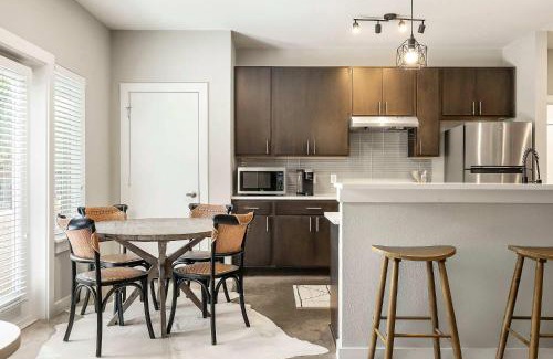 South Lamar Casa | South Lamar Retreat - Sauna, Plunge & Pickleball