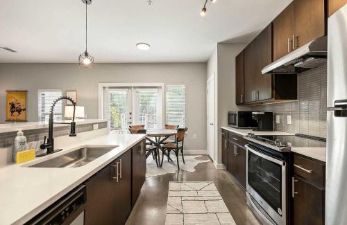 South Lamar Casa | South Lamar Retreat - Sauna, Plunge & Pickleball