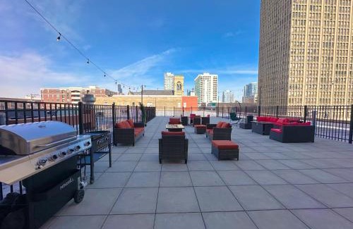 Near South Side Apartamento | South Loop 2BR Getaway with Smart TVs & Optional Parking Near McCormick Place, Museum Campus & Downtown