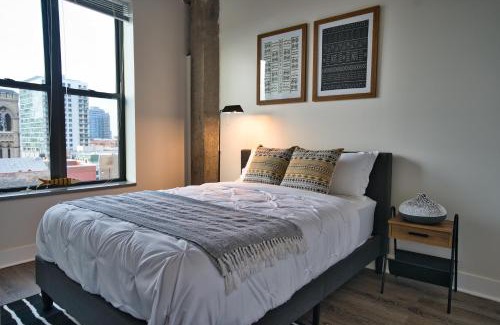 Near South Side Apartamento | South Loop 2BR Getaway with Smart TVs & Optional Parking Near McCormick Place, Museum Campus & Downtown