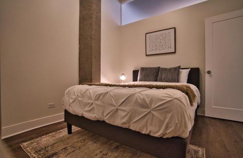 Near South Side Apartamento | South Loop 2BR Getaway with Smart TVs & Optional Parking Near McCormick Place, Museum Campus & Downtown