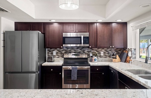 Desert Foothills Estates Casa | South Mountain FREE HEATED Pool and Hot Tub walk to trails & park. NEW