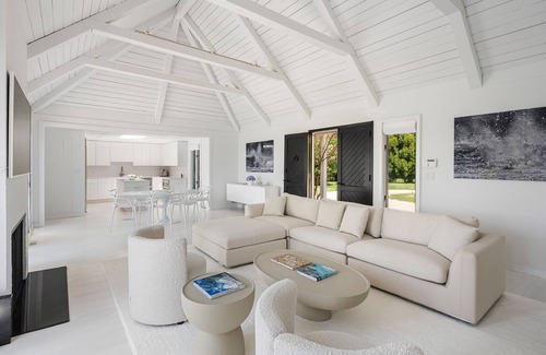 Sagaponack Casa | South of highway: NEW & ultra modern, with stunning 40 acre reserve VIEWS