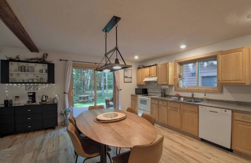 Herbster Casa | South Shore Chalet | Comfort and Fun By the Lake