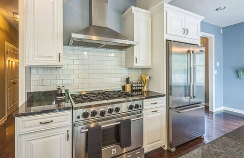 South Side Apartamento | Modern 3-Bed Home with Game Room
