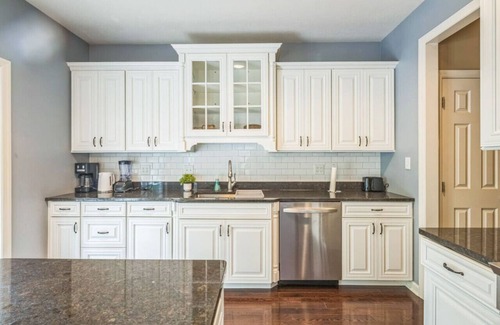 South Side Apartamento | Modern 3-Bed Home with Game Room