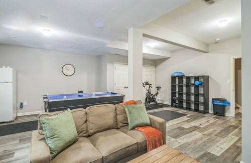 South Side Apartamento | Modern 3-Bed Home with Game Room