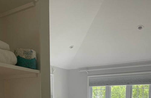 Shinnecock Hills Apartamento | southampton king ensuite guest room