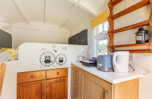 Trunch Cabina | Southdown Shepherd Hut | An adorable shepherds hut for two