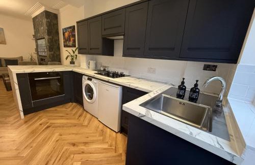 Southend-on-Sea Apartamento | Southend Apartment With Parking, Private Garden and Beach Side Location