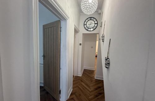 Southend-on-Sea Apartamento | Southend Apartment With Parking, Private Garden and Beach Side Location