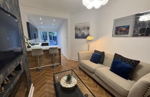 Southend-on-Sea Apartamento | Southend Apartment With Parking, Private Garden and Beach Side Location