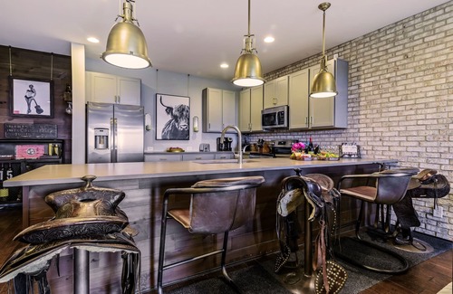Katie Hill Neighborhood Casa | Southern Belle: Skyline Views | 5min to Broadway