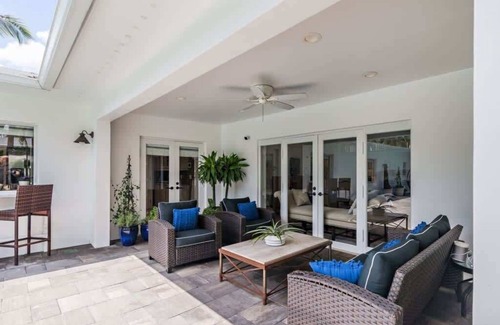 Southside Casa | Southern Breeze - Renovated Mid-Century Oasis Near Intracoastal