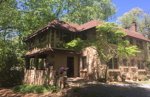Hendersonville Casa | Encanto sureño cerca del centro - Especial de verano: boletos con descuento para Biltmore