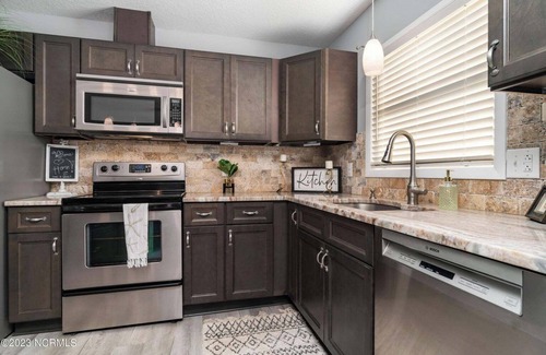 Peletier Casa | Southern Charm on the Waterfront! Nestled right off the White Oak River!