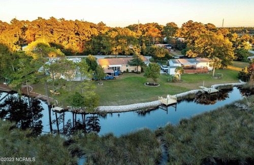 Peletier Casa | Southern Charm on the Waterfront! Nestled right off the White Oak River!