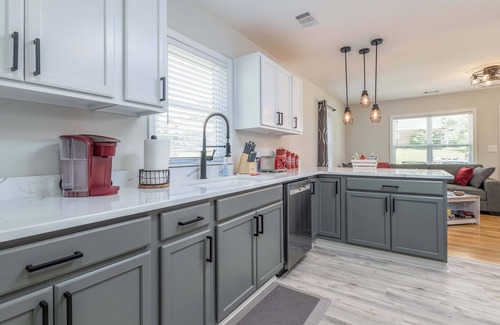 Phenix City Casa | Southern Comfort Bungalow- Cozy & Close to Downtown Columbus, 7 Miles to Airport