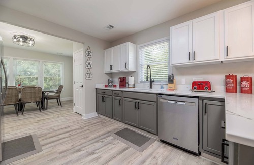 Phenix City Casa | Southern Comfort Bungalow- Cozy & Close to Downtown Columbus, 7 Miles to Airport