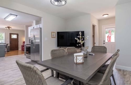 Phenix City Casa | Southern Comfort Bungalow- Cozy & Close to Downtown Columbus, 7 Miles to Airport