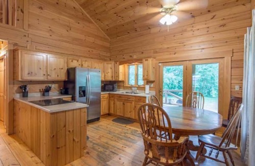 McArthur Cabina | Southern Comfort Cabin- 8 Guests, 3 BR, 2.5 BA, Hot Tub, WiFi- Hocking Hills