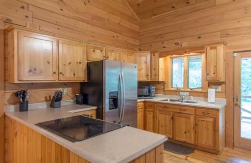 McArthur Cabina | Southern Comfort Cabin- 8 Guests, 3 BR, 2.5 BA, Hot Tub, WiFi- Hocking Hills