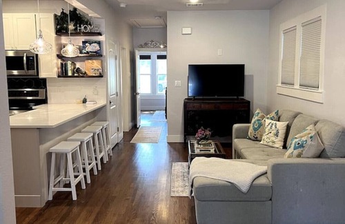 Monte Vista Casa | Southern Comfort Cottage-Walk to Trinity Univ!