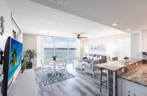 Fort Myers Beach Apartamento | Southern Comfort - Updated Waterfront Condo