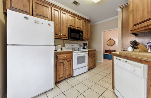 Gulf Hills Casa | Southern Comfort - fenced-in backyard near downtown Ocean Springs & beaches!