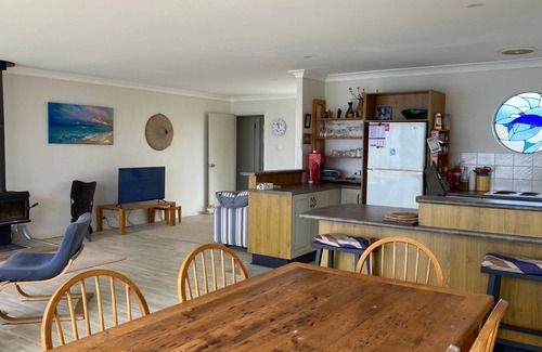 Manyana Casa | Southern Comfort - Watch the waves from the deck