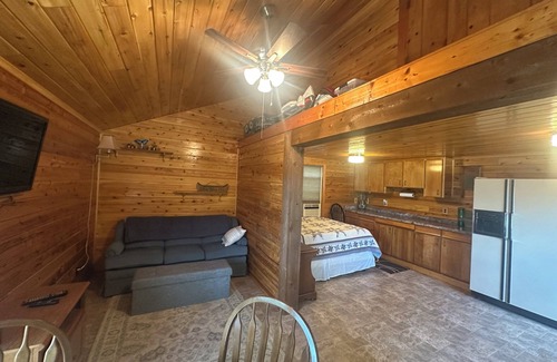 Sheridan Cabina | Southern Exposure Lakefront Retreat Hunting Zone 6 - 100 ft from ScoPan Lake