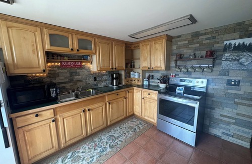 Sheridan Cabina | Southern Exposure Lakefront Retreat Hunting Zone 6 - 100 ft from ScoPan Lake