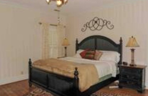 New Castle Casa | Southern Historic Large House -8 mi. dwntn 3 Suites/Wrap porches-perfect getaway