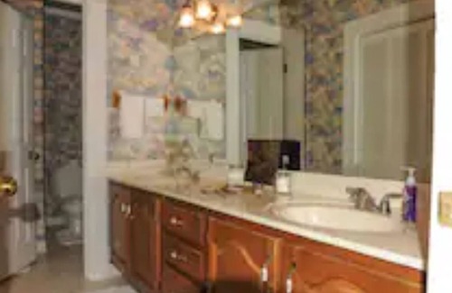 New Castle Casa | Southern Historic Large House -8 mi. dwntn 3 Suites/Wrap porches-perfect getaway