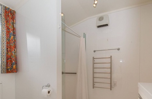 Wanaka Cabaña | Southern Lakes Base - Wanaka Holiday Home