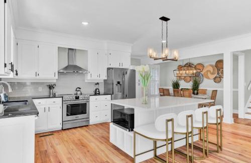 Isle of Palms Casa | Southern Oasis by AvantStay 0.5mi Walk to the Beach Pool Patio Large Yard