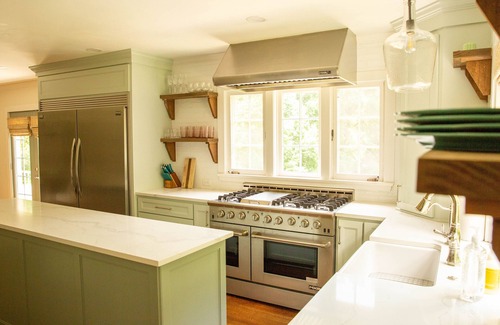 Laurel Cabaña | Southern Retreat at its Finest with King Bed En-suite and Antiques Galore!