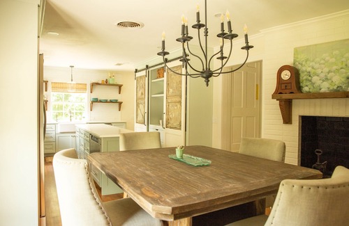 Laurel Cabaña | Southern Retreat at its Finest with King Bed En-suite and Antiques Galore!