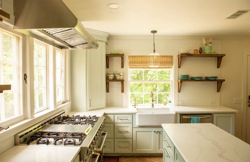 Laurel Cabaña | Southern Retreat at its Finest with King Bed En-suite and Antiques Galore!