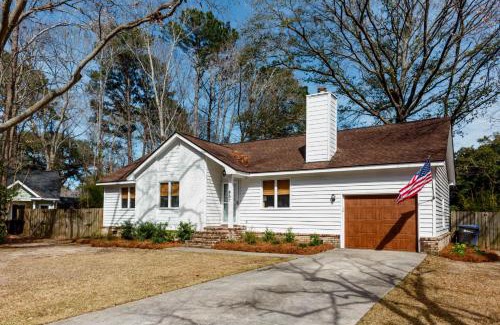 Mount Pleasant Casa | Southern Serenity Fenced in Yard Pet Friendly