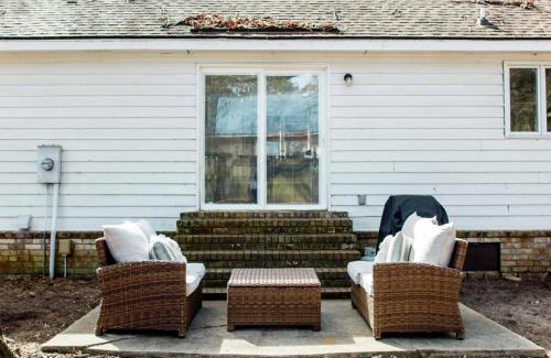 Mount Pleasant Casa | Southern Serenity Fenced in Yard Pet Friendly