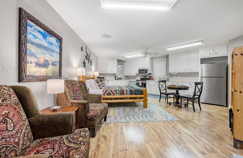 Magnolia Casa | Southern Studio On 13 Acres In A Quiet Neighborhood