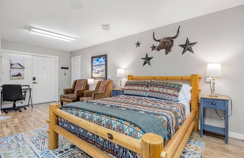 Magnolia Casa | Southern Studio On 13 Acres In A Quiet Neighborhood
