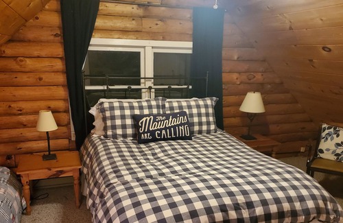 Wilmington Cabina | Southern Vermont log cabin, views, pond & 2 firepits. Winter Ski Weeks Available