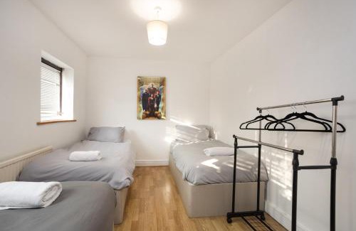 Swindon Casa | Southernwood House Long Stays Free Parking WiFi