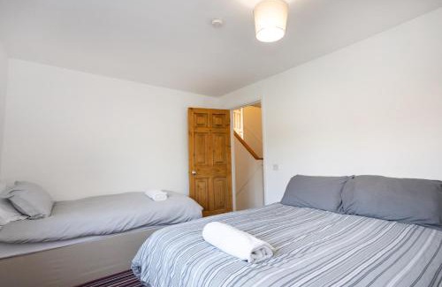 Swindon Casa | Southernwood House Long Stays Free Parking WiFi