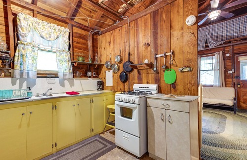 Town of Southold Town Cabaña | ¡NUEVO! Southold Cottage w / Deck + Grill - A pie de playa