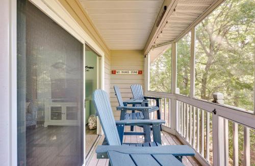 St. James Apartamento | Southport Fall Getaway | Condo with Deck and Pool