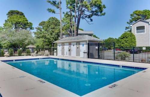 St. James Apartamento | Southport Fall Getaway | Condo with Deck and Pool