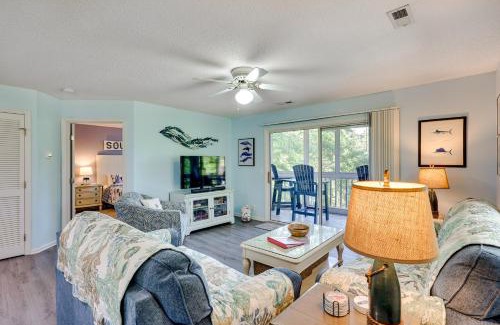 St. James Apartamento | Southport Fall Getaway | Condo with Deck and Pool